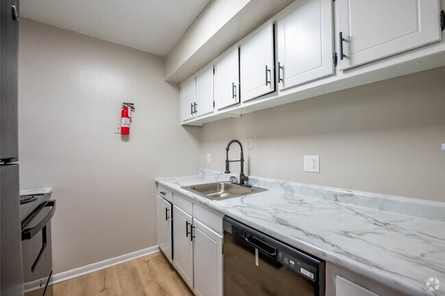 2BR, 2BA - 840SF - Kitchen - Vineyards Apartments