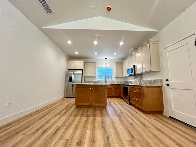 Foto del edificio - Beautiful 2bd/1ba 900 sq. ft. ADU in Roseville! Own private driveway! SOLAR!