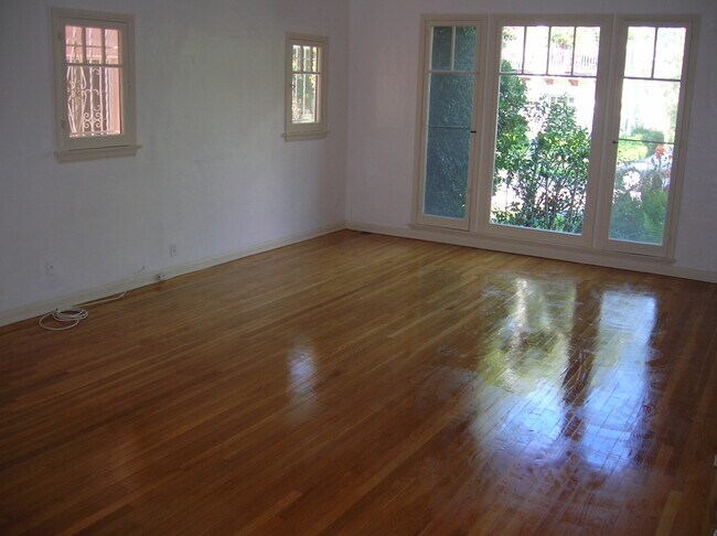 Building Photo - 443 S Maple Dr