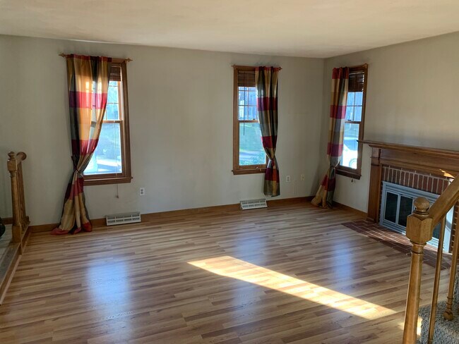 Living Room - 709 Wellman Ave