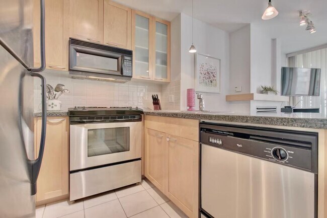 Building Photo - 1070 Richards St