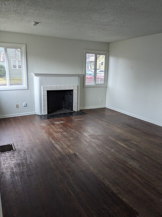 LIVING ROOM - 2302 Garden Ave