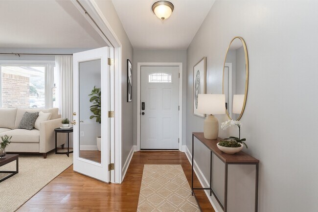 Foto del edificio - 4640 Miles Standish Rd