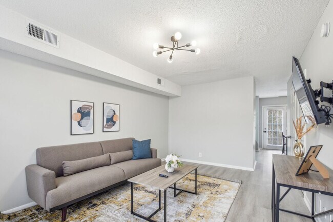 Foto del edificio - 600 Whispering Hills Dr
