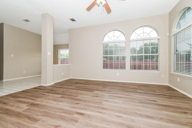 Building Photo - 1110 Pin Oak Ln