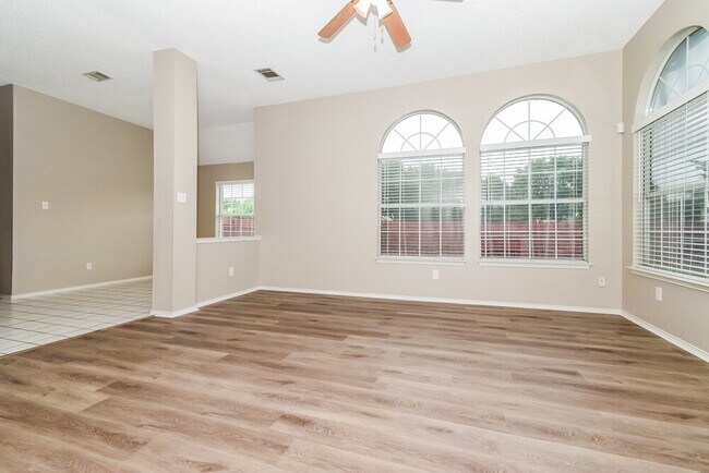 Foto del edificio - 1110 Pin Oak Ln
