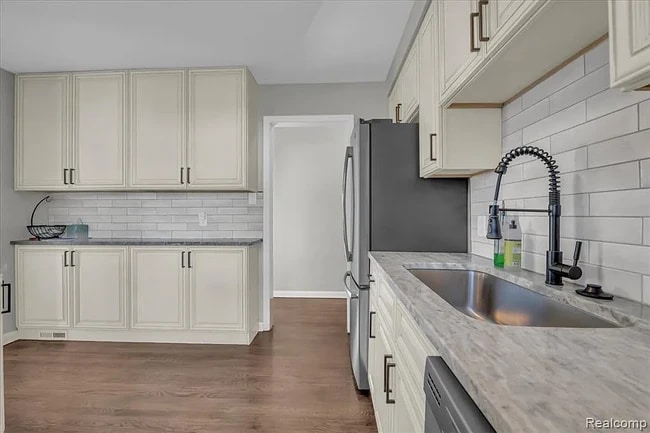 Foto del edificio - 266 Massoit St