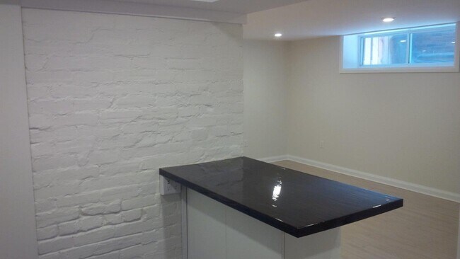 Photo du bâtiment - ** COMPLETELY RENOVATED LUXURY **