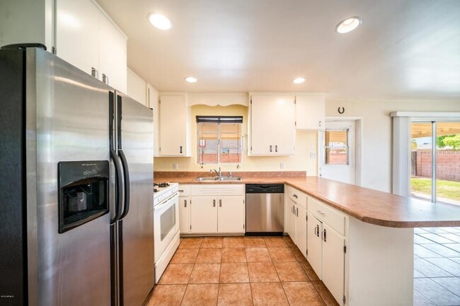 Building Photo - FIRST MONTH FREE! AFFORDABLE UNIT IN TEMPE!!!