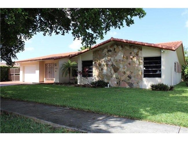 Building Photo - 2030 SW 132nd Ave