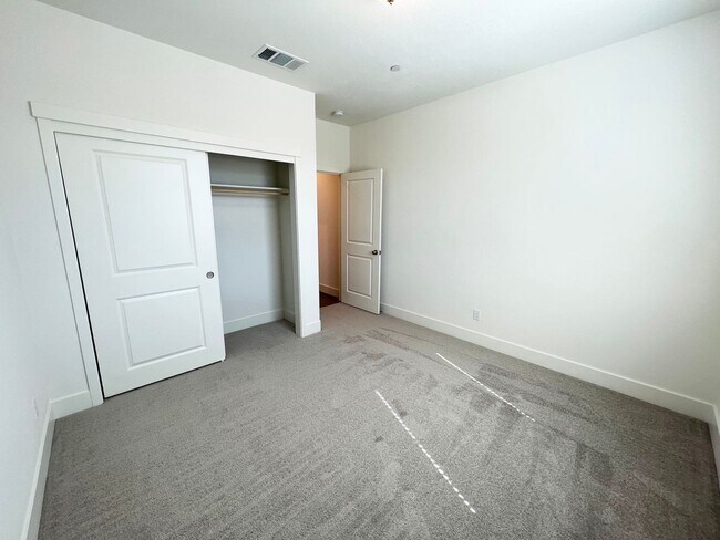 Foto del edificio - Well maintained 4-bedroom, 2-bathroom home...
