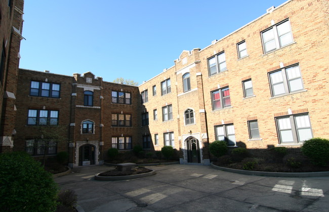 6238-42 Southwood Ave. Courtyard - 6238-42 Southwood Ave