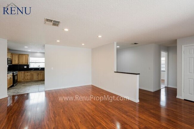 Foto del edificio - Available Now!