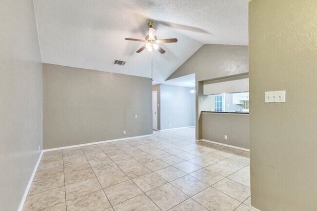 Foto del edificio - North Austin Duplex 2 Bedroom with a Large Yard!
