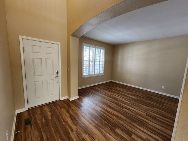 Foto del edificio - AVAILABLE NOW! Discover Comfort and Elegan...