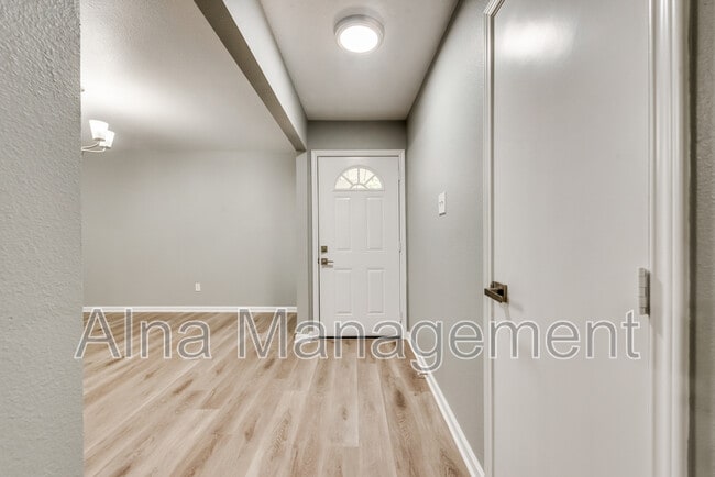 Building Photo - 225 Lochness Ln