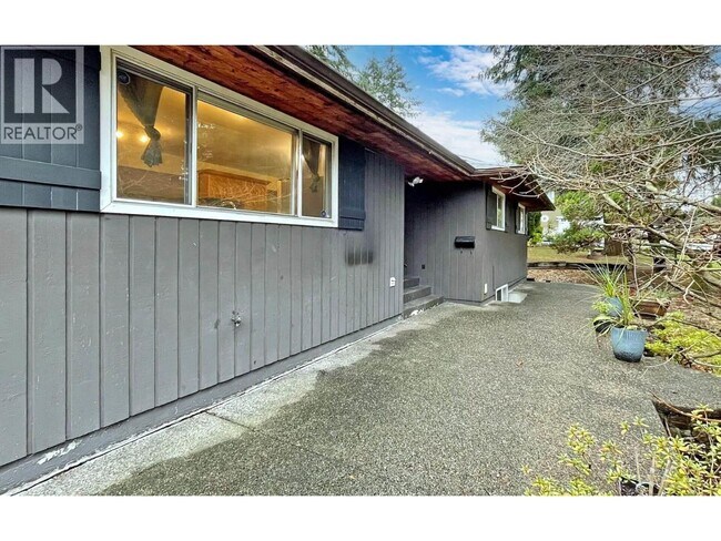 Photo du bâtiment - Upper floor-768 COMO LAKE AVENUE