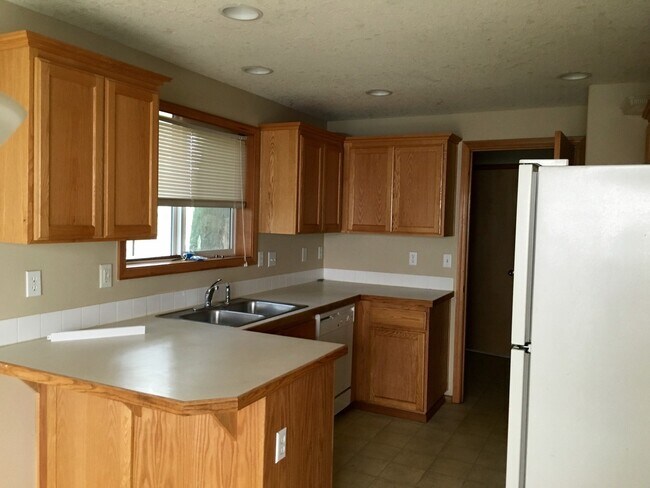 Building Photo - Beautiful 4 Bedroom 2.5 Bath Home!