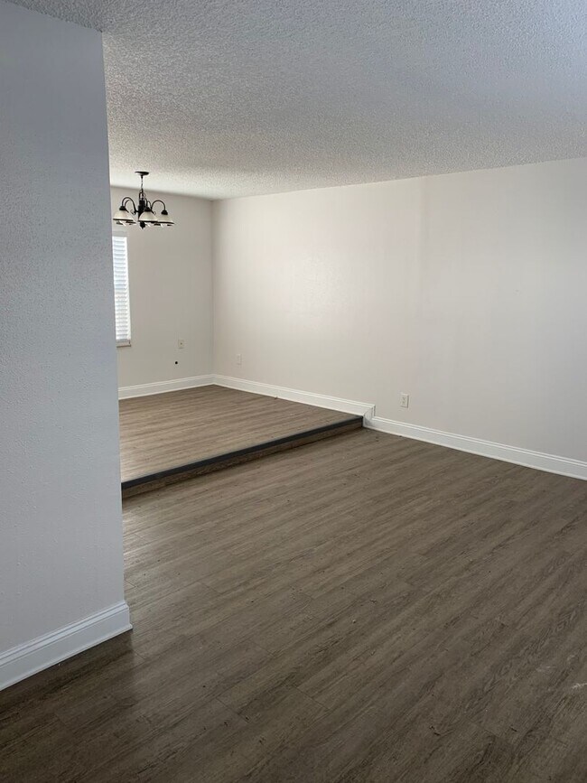 Foto del edificio - 5648 Townhouse Dr
