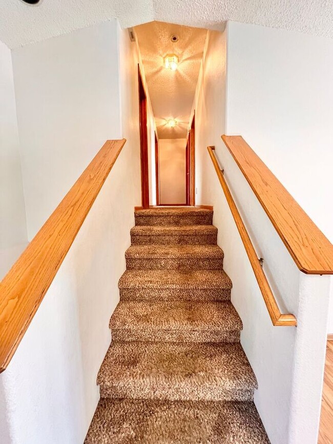 Foto del edificio - Spacious 4 Bed 3 Bath Home with 2-Car Atta...
