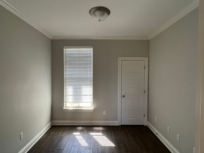 Foto del edificio - Like New Construction in Woodford Bend of ...