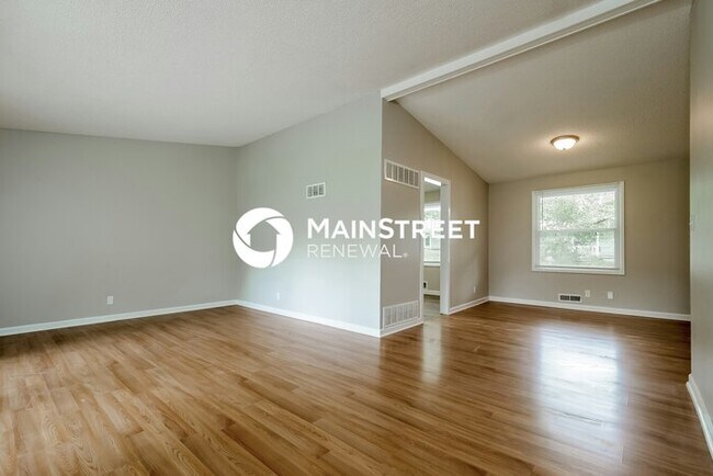Foto del edificio - 4 Bedroom Pet-Friendly Home in OVERLAND PARK, KS with Main Street Renewal