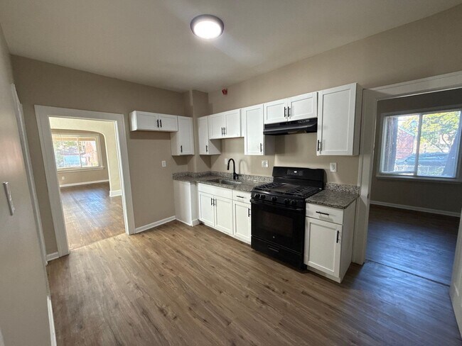 Foto del edificio - Freshly Renovated 5-Bedroom Home – Quality...