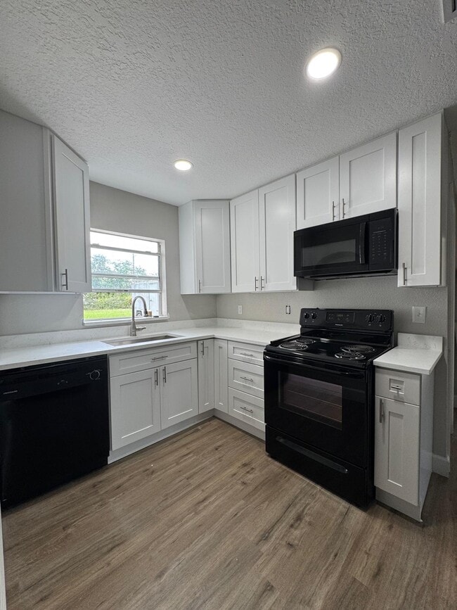 Building Photo - 2420 Edwin St NE