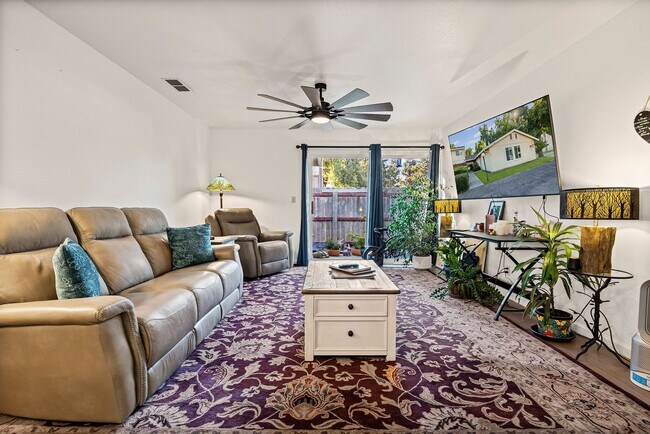 Foto del edificio - Updated Condo In Richfield Gardens Community!