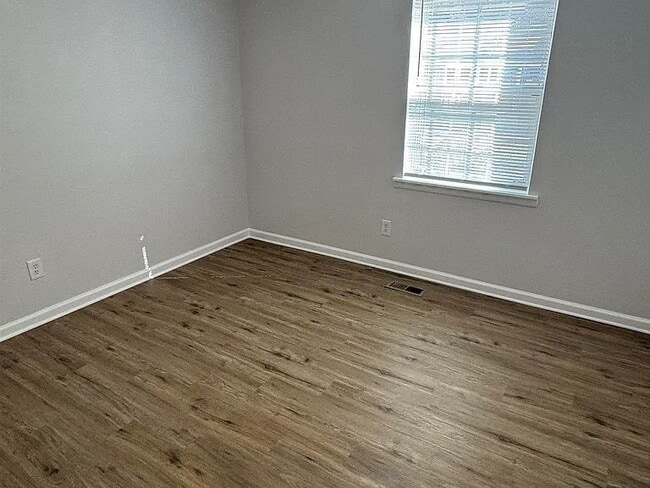 Building Photo - Charming 3-Bed Home with 2 Full Baths and ...