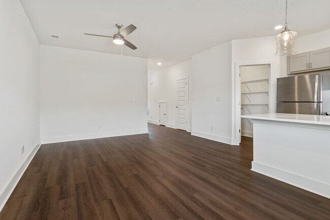 Building Photo - 3 bedroom, 2.5 bathroom, 1 car garage!
