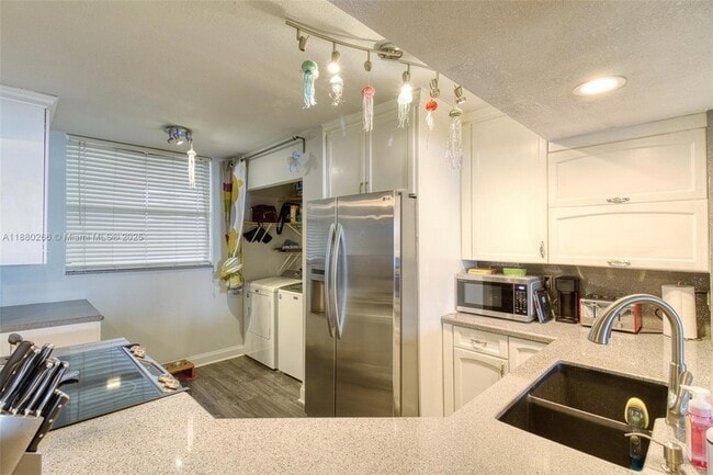 Building Photo - 115 Lake Emerald Dr