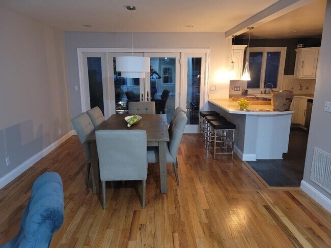Foto del edificio - Spacious 5 Bed 2 Full Bath
