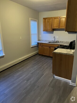 Building Photo - 652 Maple St
