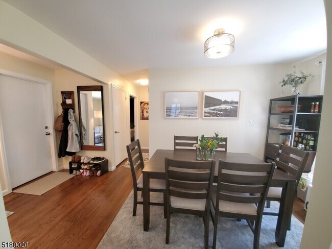 Foto del edificio - 556 Broughton Ave