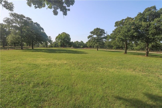 Building Photo - 2303 Lake Sharon Dr