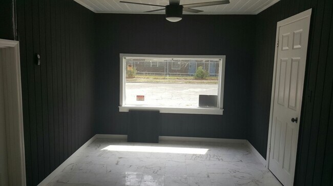 Dormitorio con gran ventanal y azulejos de mármol. - 399 Ave B Ave SE