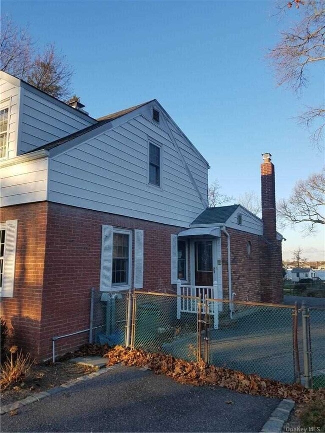 Building Photo - 373 Great River Rd