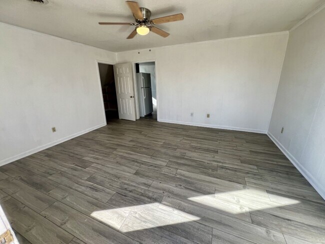 Building Photo - 555 Old Hwy 99 (Triplex)