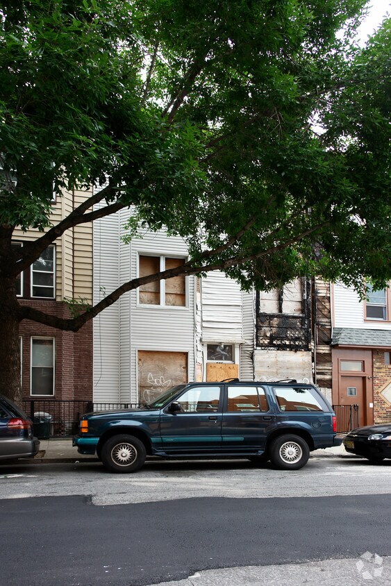 Building Photo - 737 6th Ave