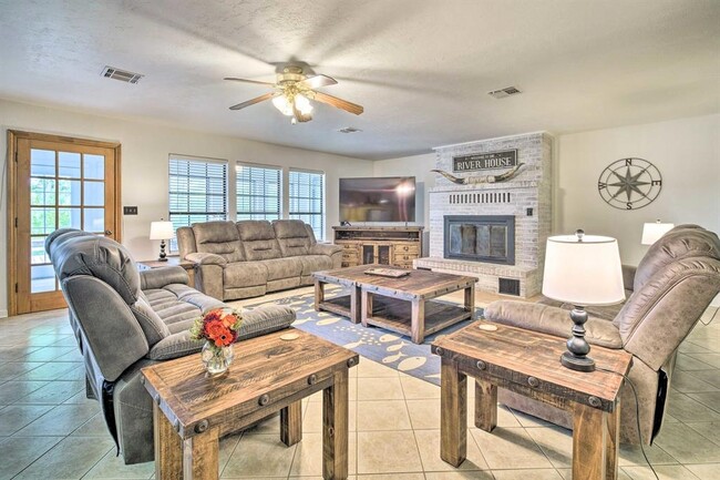 Foto del edificio - 411 Riverwood Dr