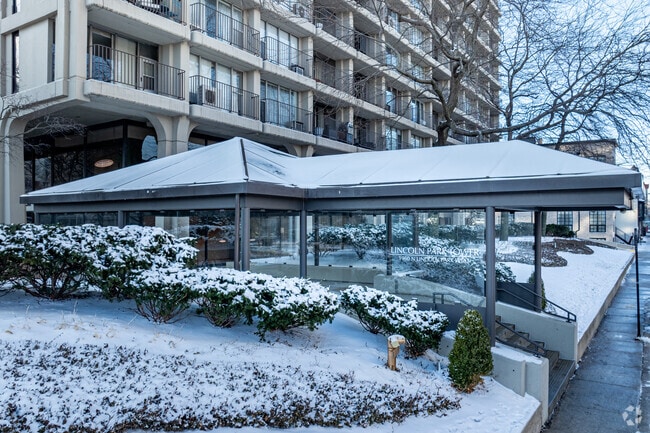 Entrance - Lincoln Park Tower