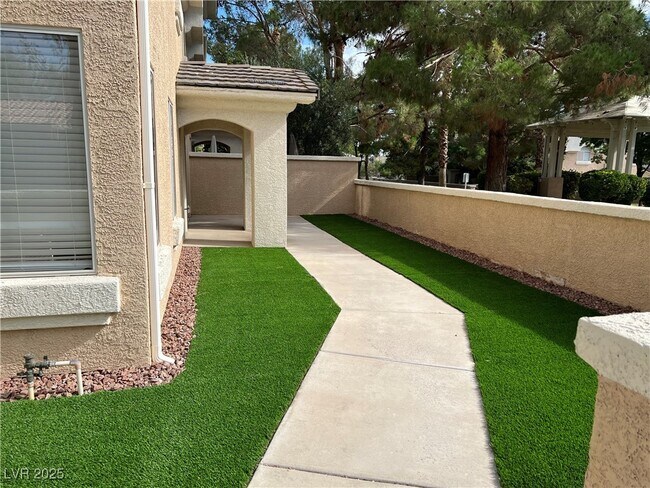 Building Photo - 910 Elegant Coral Ave
