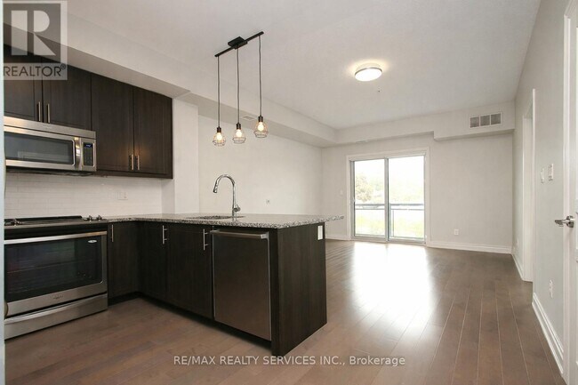 Building Photo - 3170 Erin Mills Pkwy