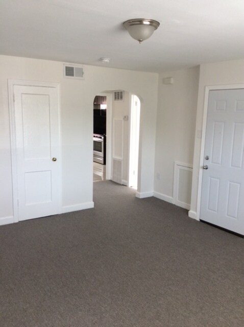 Sala de estar - 6321 Morton St