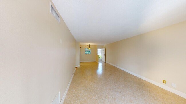 Building Photo - 2 BR 1.5 BA   Cozy Condo  N. Palm Beach