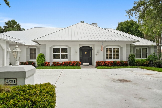Building Photo - 4381 SW Parkgate Blvd