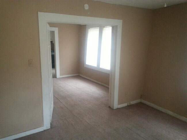 Building Photo - 627 Maple St