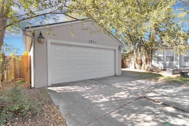 Building Photo - Charming 3 Bedroom Home in Quiet Orchard M...