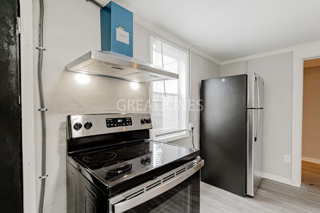 Building Photo - HOLIDAY SPECIAL! SIGN A LEASE BY NOVEMBER ...